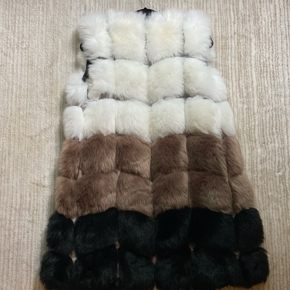 Women's Faux Fur Vest - Picture 2 of 9